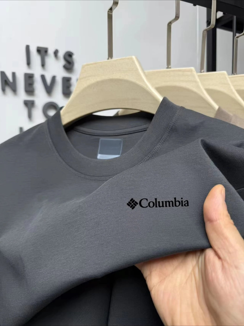 2026 Fashion Trend High-End Luxury  Small Emblem Graphic Tee, Black Cotton Crewneck for Men & Women Outdoor Streetwear