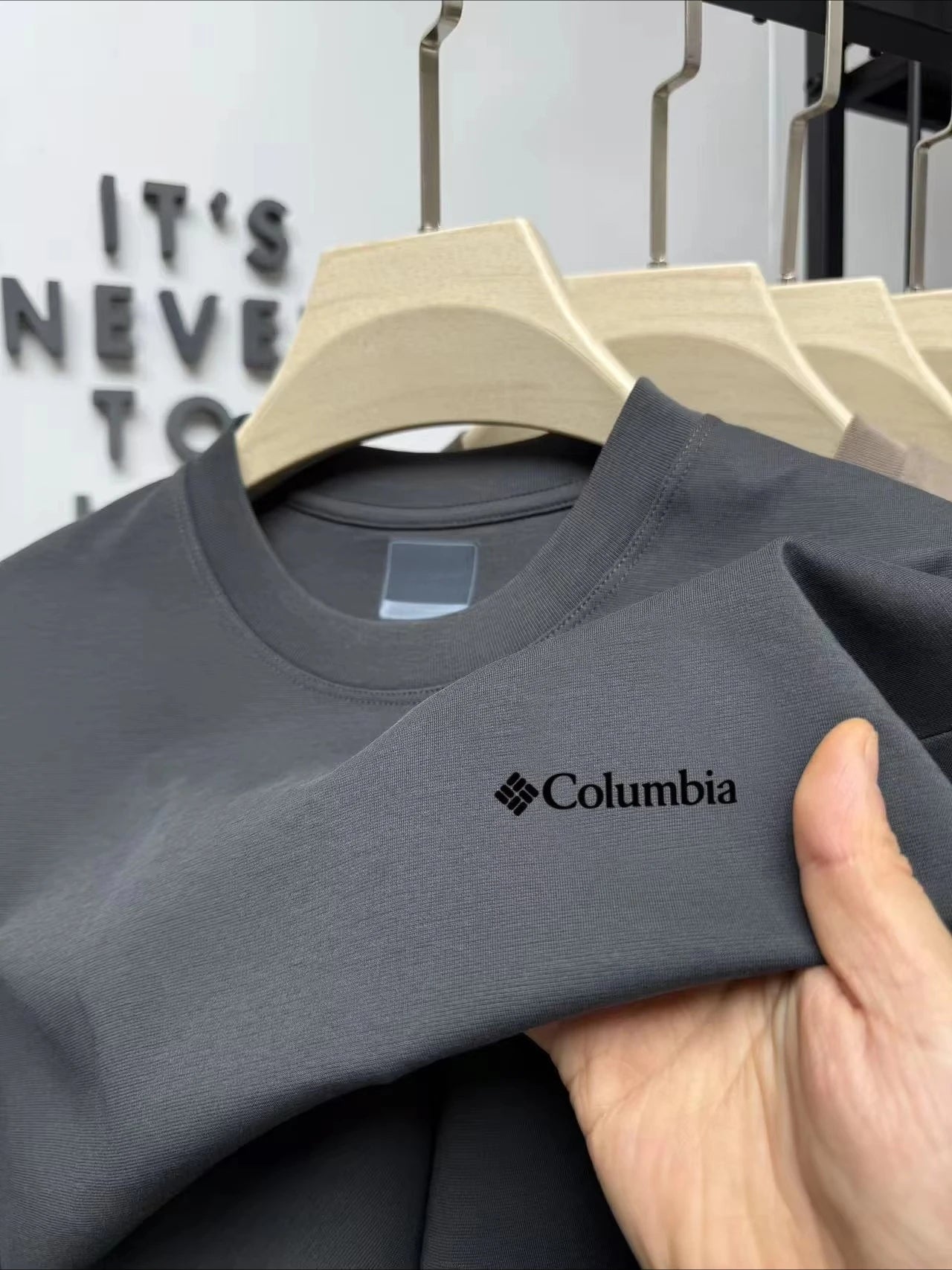 2026 Fashion Trend High-End Luxury  Small Emblem Graphic Tee, Black Cotton Crewneck for Men & Women Outdoor Streetwear