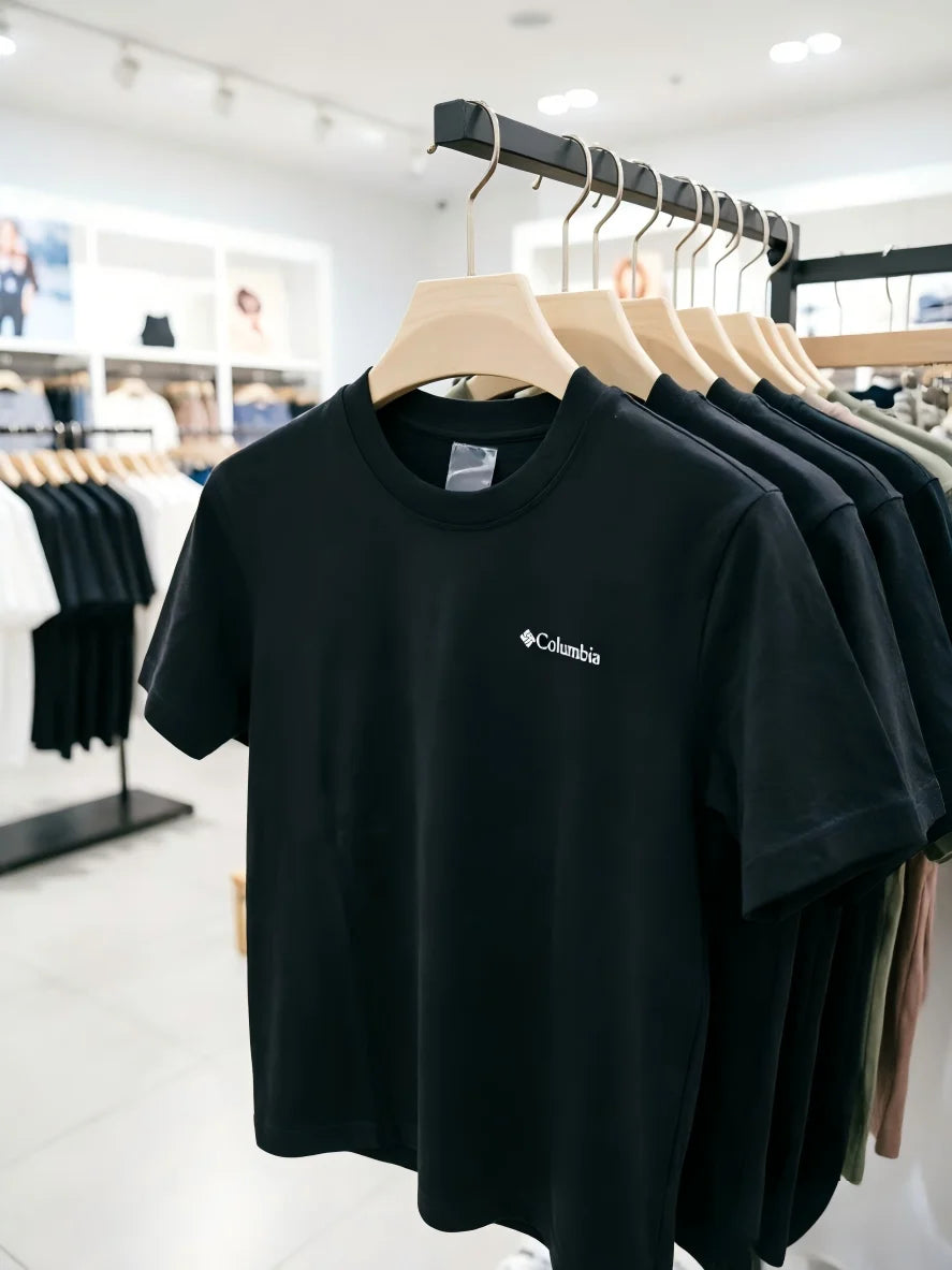 2026 Fashion Trend High-End Luxury  Small Emblem Graphic Tee, Black Cotton Crewneck for Men & Women Outdoor Streetwear