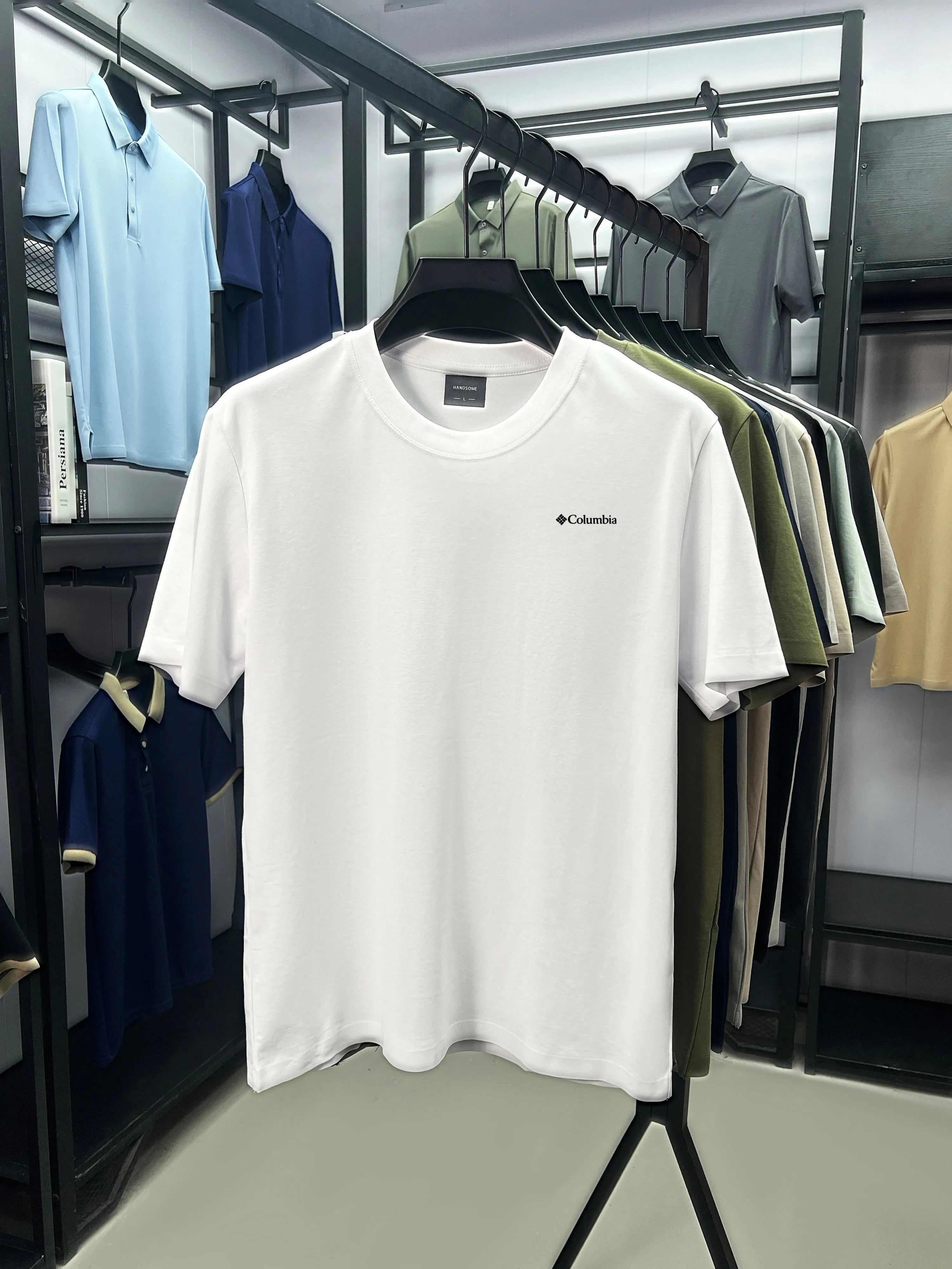 2026 Fashion Trend High-End Luxury  Small Emblem Graphic Tee, Black Cotton Crewneck for Men & Women Outdoor Streetwear