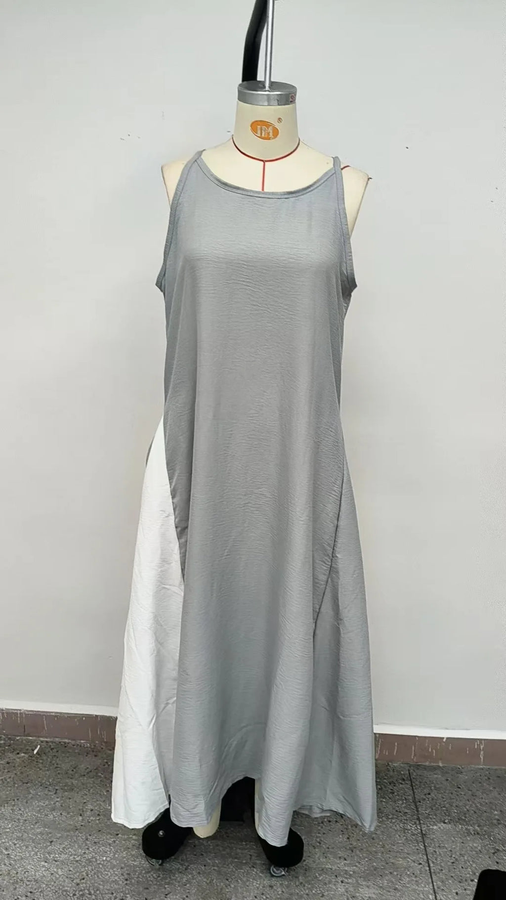 New women’s clothing: sleeveless, loose-fitting, color-blocked, casual, off-the-shoulder dress.