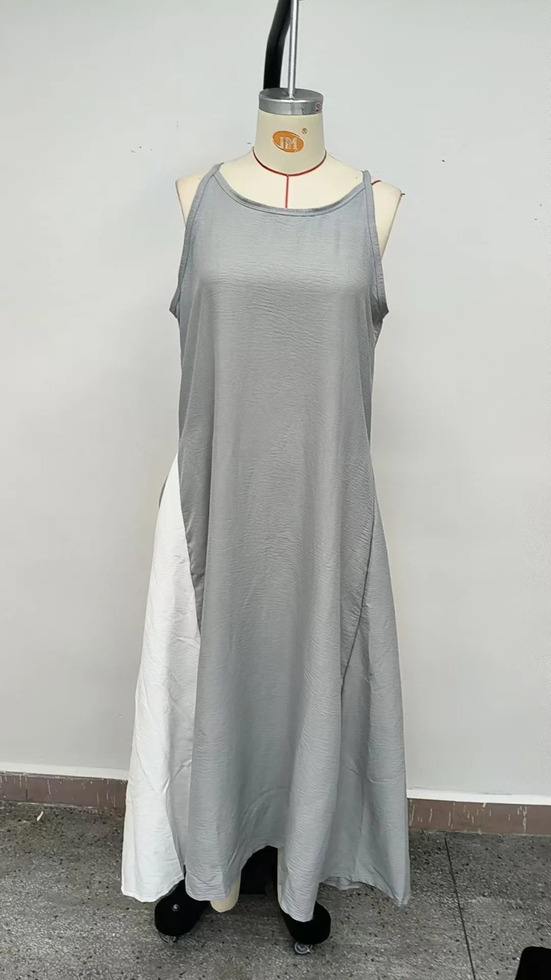 New women’s clothing: sleeveless, loose-fitting, color-blocked, casual, off-the-shoulder dress.