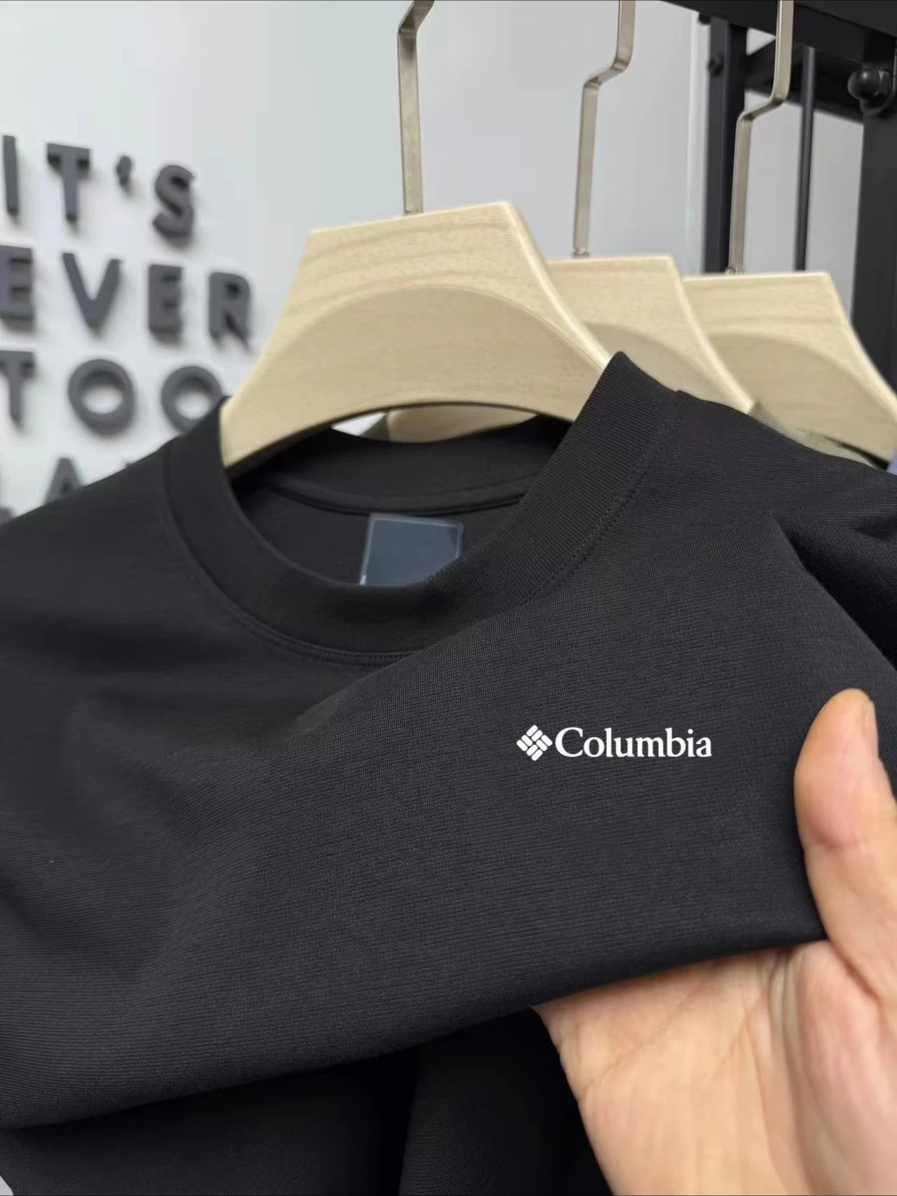 2026 Fashion Trend High-End Luxury  Small Emblem Graphic Tee, Black Cotton Crewneck for Men & Women Outdoor Streetwear