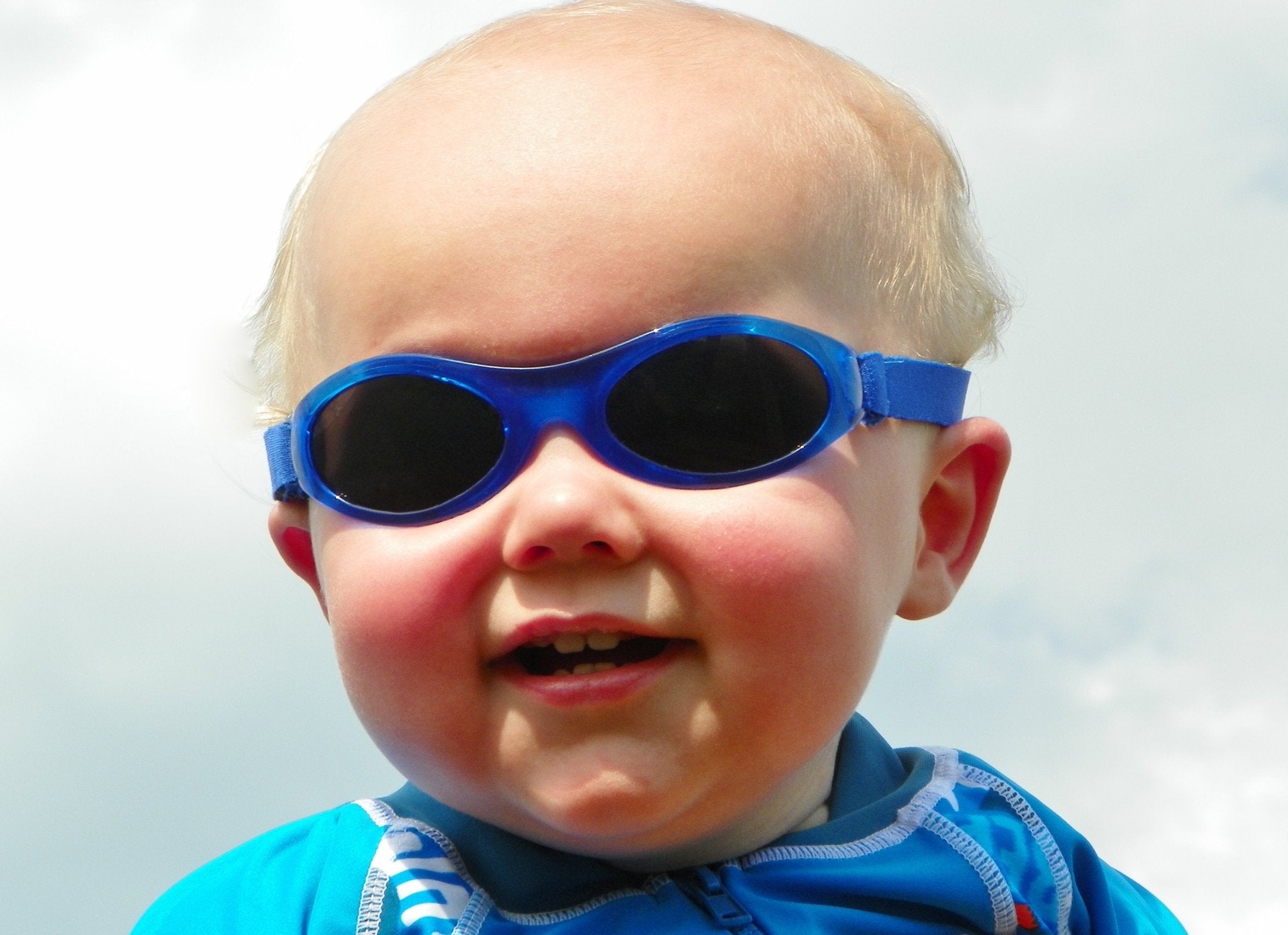 Bubzee Banz® Wrap Around Sunglasses - Vintress Fashion